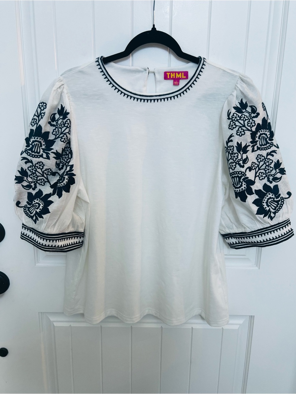 NWOT! THML White Embroidered Puff Sleeve Blouse | Size Large - Picture 2 of 9